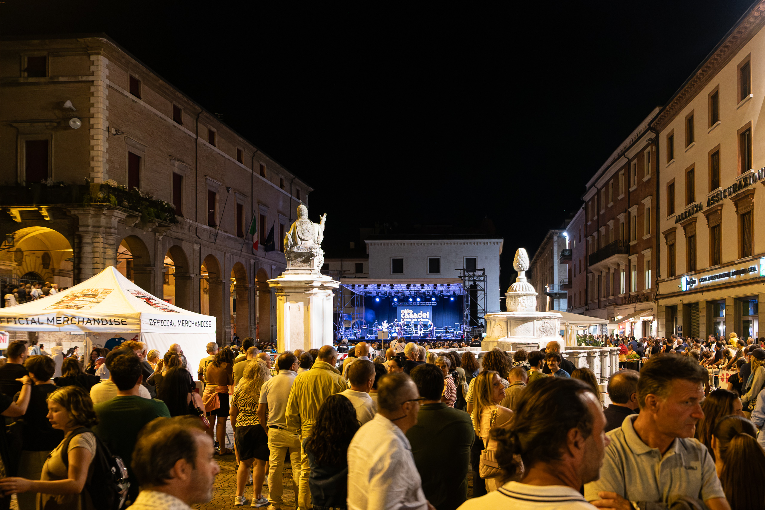 Konzert auf der Piazza Cavour – dicht gedrängtes Publikum